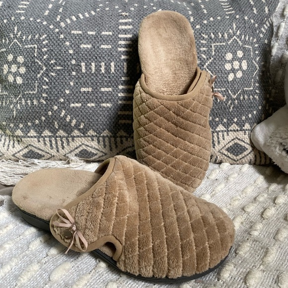 {Vionic} Adilyn Slipper - Picture 2 of 7